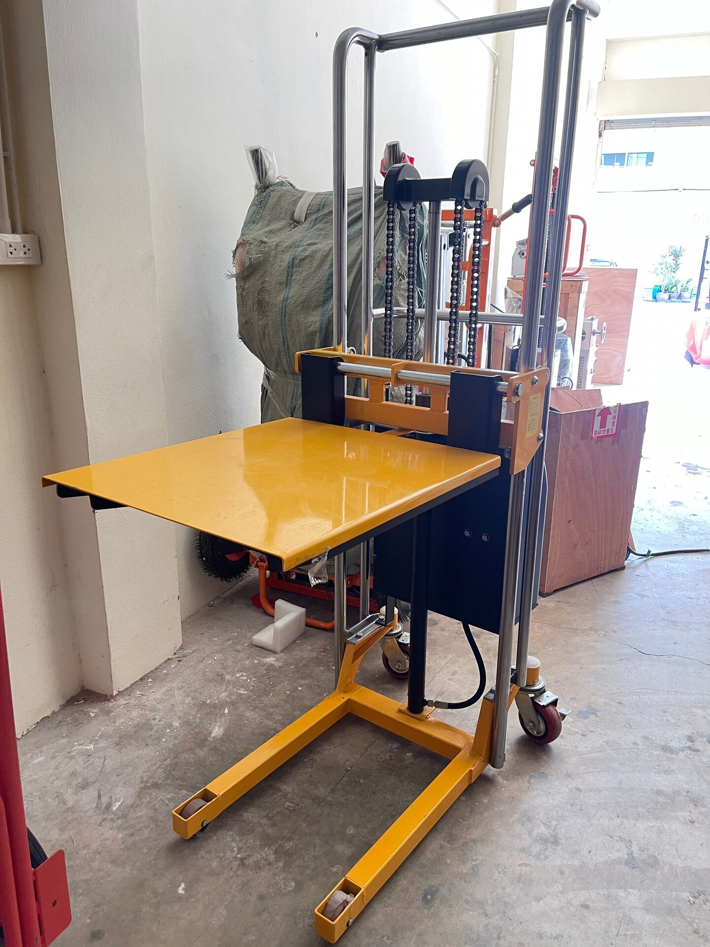 # 🚛 รถยกไฟฟ้า Forklift Mini: ทางเลือกที่ดีที่สุดสำหรับพื้นที่จำกัด! 🏭